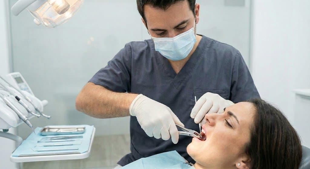 Diş Çekimi - DT. Gökhan Tekin Diş Kliniği